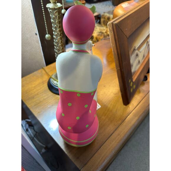 Retro‎ Bathing Beauty on Beach Ball - Picture 3 of 5